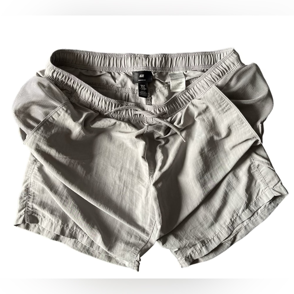 H&M Shorts - Picture 3 of 4